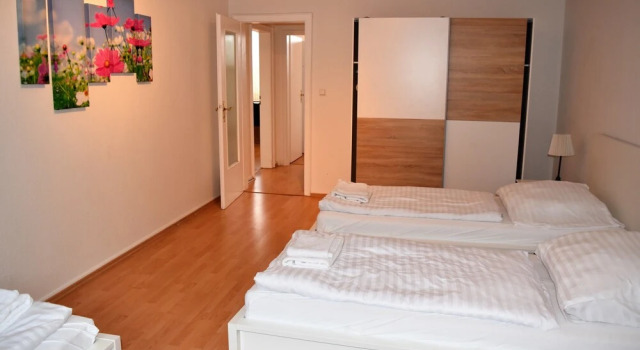 Ferienwohnung Neuss, Забронировать Отель Нойс Северный Рейн-Вестфалия, рядом с Базилика Святого Квирина