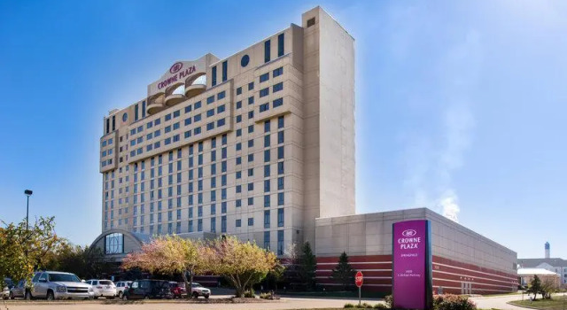 Кровать в общем номере Crowne Plaza Springfield by IHG