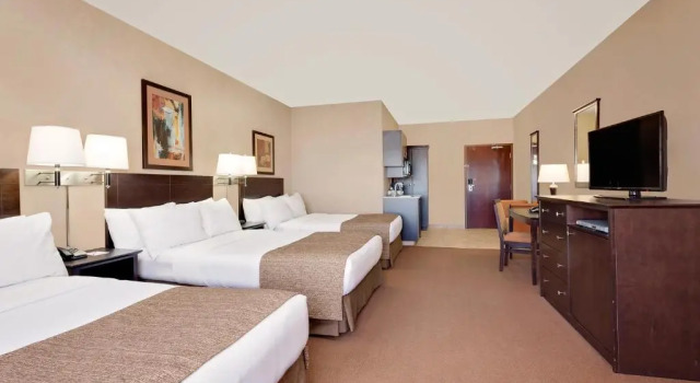 Шестиместный номер Standard Ramada by Wyndham Stettler