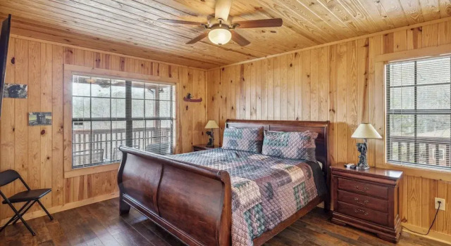 Barefoot Cabin 4 Bedroom Cabin by RedAwning