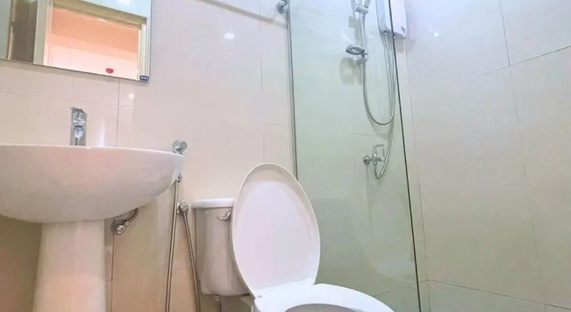Кровать в общем номере Almond Suites