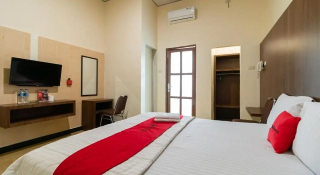 Полулюкс RedDoorz Plus near Ramayana Pematangsiantar