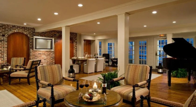 Chatham Wayside Inn, Varaa Hotelli Hotellit New England uima-altaalla, Uima-allas