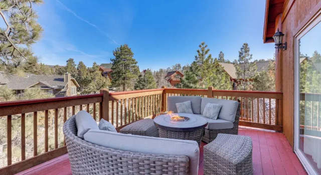 Коттедж Elegant Big Bear Cabin Half Mi to Big Bear Lake!