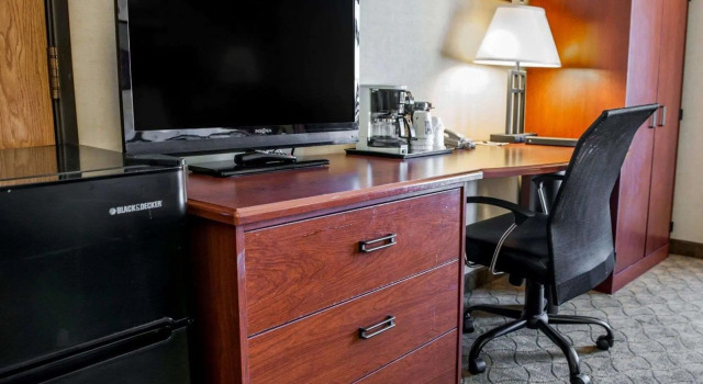 Двухместный номер Standard AmericInn by Wyndham Urbana Champaign University Area