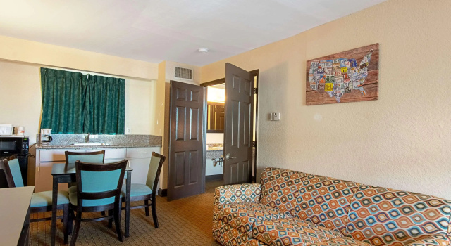 Econo Lodge Inn & Suites Clearwater Central