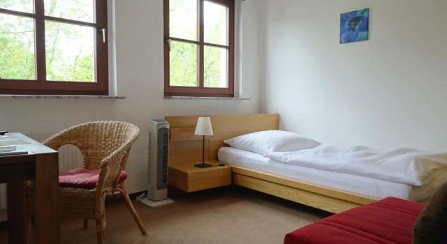 Номер Standard Pension am Helenenwall