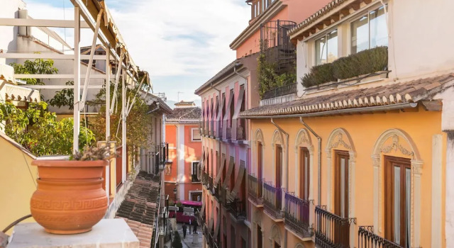 Quaint Apartment in Granda With Terrace, Забронировать Апартаменты/квартира Гранада Granada Province, рядом с Музей народных традиций и искусств Los Tiros de Granada