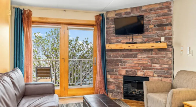 Студия с балконом и с видом на озеро East Bay Suites