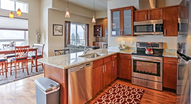 Апартаменты Breezy Lake Chelan Condo w/ Pool & Hot Tub Access!