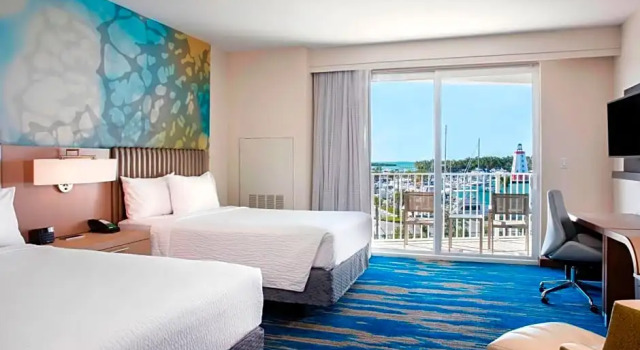 Четырёхместный номер Standard с балконом и с красивым видом из окна Courtyard by Marriott Faro Blanco Resort