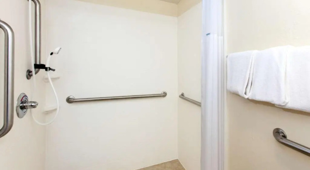 Номер Standard Days Inn by Wyndham Norman