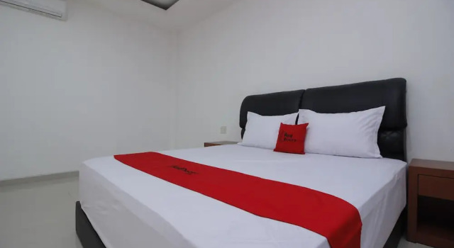 RedDoorz Premium near Stasiun Lenteng Agung, Book Hotel Hotels in Jakarta Province with Parking, Parking