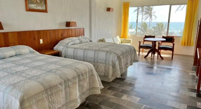Четырёхместный номер Standard с красивым видом из окна Hotel de Alba