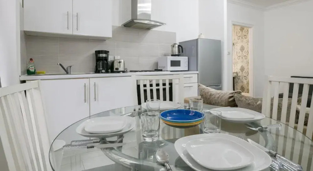 Lovely & Spacious 2 Bedroom APR Queensway, Забронировать Отель Бизнес-отели Англии, 4* 5*