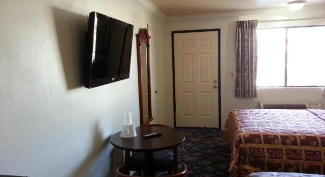 Четырёхместный номер Deluxe Royal Inn Motel Long Beach
