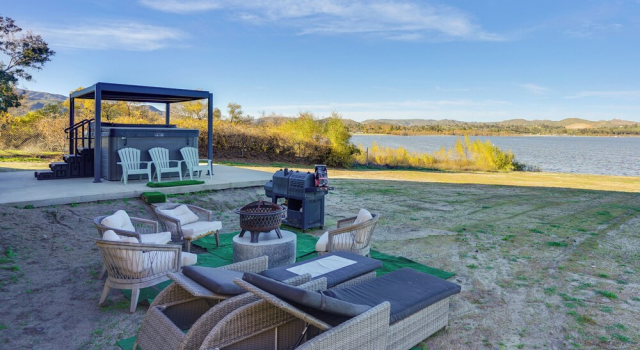 Waterfront Getaway on Lake Elsinore w/ Swim Spa, Забронировать Курортный отель Лейк-Элсинор штат Калифорния