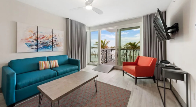 Люкс с 2 комнатами с балконом и с видом на залив FUSION Resort Waterfront Suites