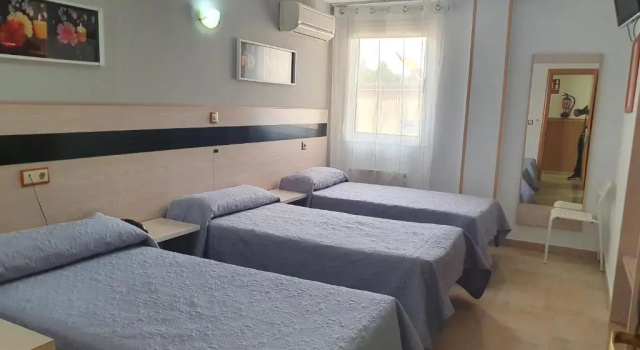 Трёхместный номер Standard Hostal Fronton