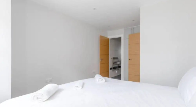 Chic & Spacious 2BD Flat -2 Mins to Baron's Court, Забронировать Отель Бизнес-отели Англии, 4* 5*