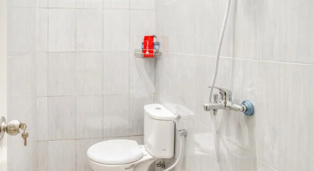 Двухместный номер Standard RedDoorz near Taman Mini Jakarta
