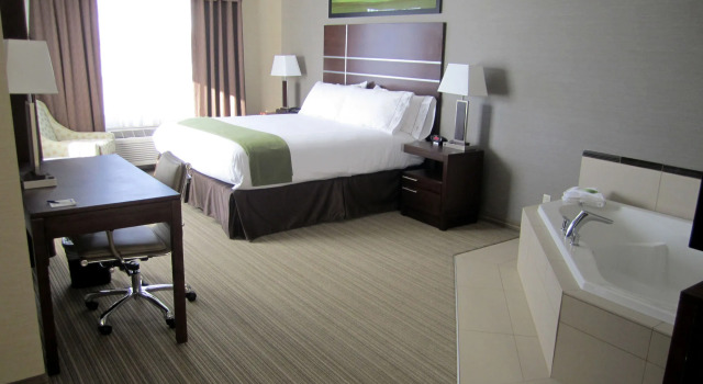 Holiday Inn Express Golden-Kicking Horse by IHG, Book Hotel Hoteller i Golden med pool, Swimmingpool