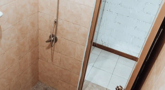 Кровать в общем номере с балконом Balangan Inn Surf Homestay