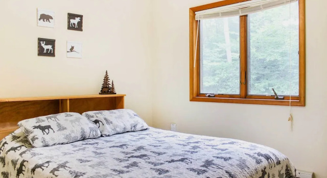 Walk to Beach: Beautiful Lake Naomi Retreat!, Buchen Sie Ferienhaus  