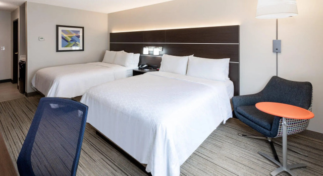 Четырёхместный номер Standard Holiday Inn Express Hotel & Suites Minneapolis-Downtown Convention Center by IHG