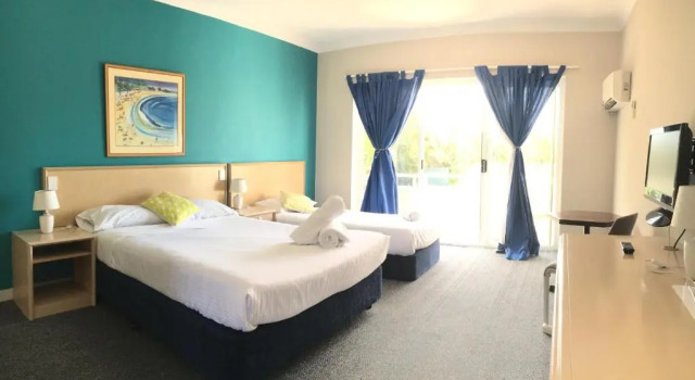 Четырёхместный номер Standard Seaside Garden Hotel