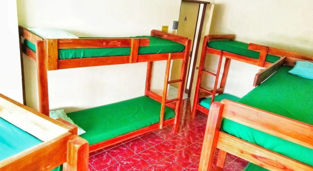 Кровать в общем номере Friendly's Guesthouse Hotel