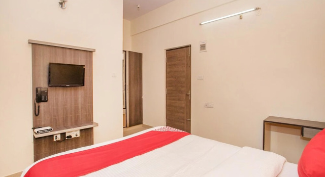 OYO 15711 Athiti Residency