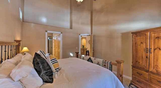 Spacious Pinetop Country Club Cabin w/ Deck!