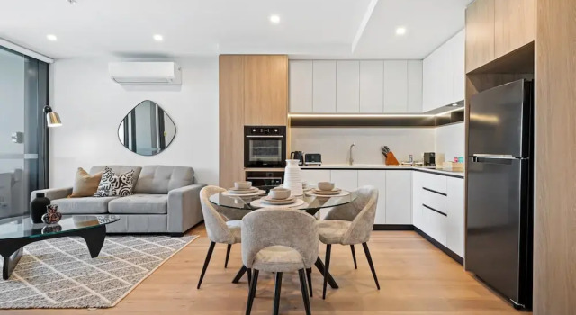 Stunning 1-bed With City Views and Amenities, Book Apartment Melbourne 