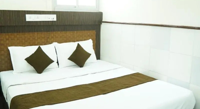 Hotel Sharda Sion, Varaa Hotelli Hotellit New Delhi uima-altaalla, Uima-allas