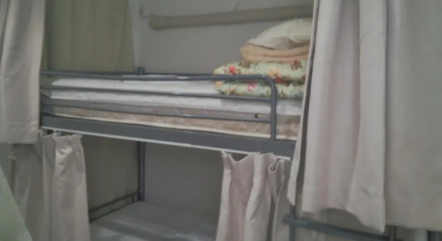 Кровать в общем номере Simple Stay Miyajima