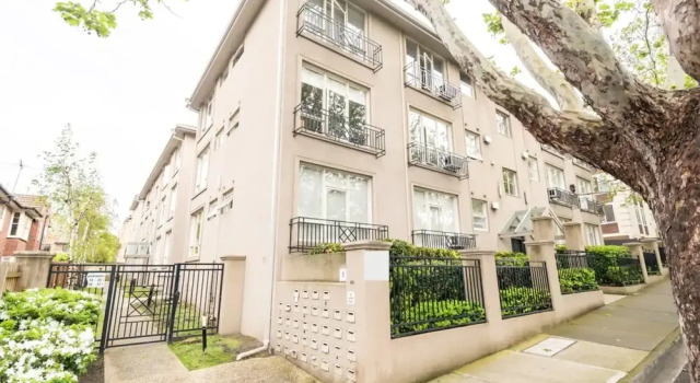 Well Located 1 Bedroom in South Yarra, Book Hotel South Yarra 