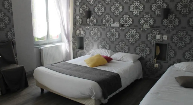 Трёхместный номер Standard Logis Hotels - Auberge de lÎle - Hôtel 3 étoiles et Restaurant