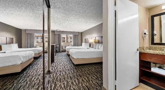 Четырёхместный номер Standard с балконом Best Western Los Alamitos Inn & Suites