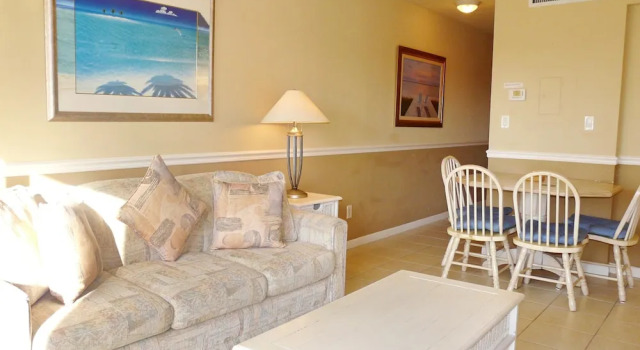 Relaxing Inland Condo With Pool and Steps to Beach, Забронировать Отель Отели в центре Марко-Айленд, в центре, Парковка