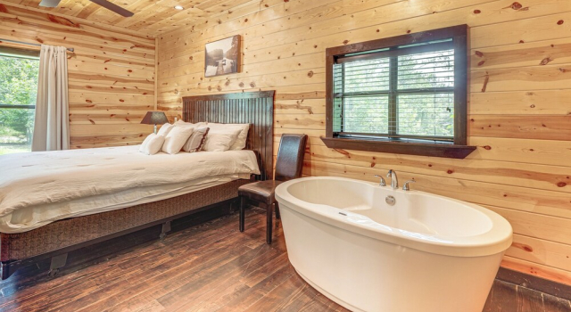 Cabin w/ Hot Tub & Deck: 5 Mi to Broken Bow Lake, Rezerwuj Dom wakacyjny Hochatown Oklahoma
