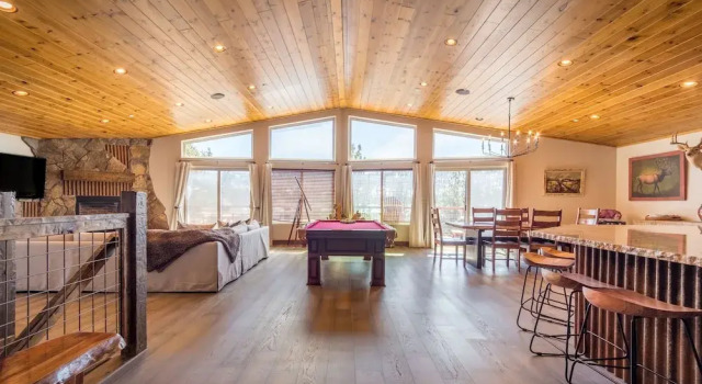 Коттедж Lakefront Lodge by Avantstay Lakefront Cabin w Hot Tub