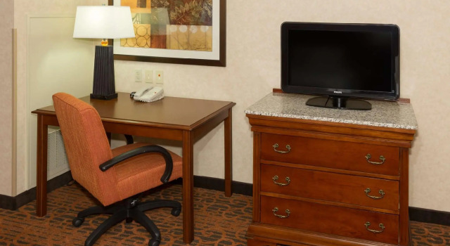 Четырёхместный номер Standard Hampton Inn & Suites Cleveland-Beachwood