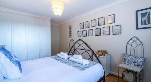 Delightful Wapping Home with Stunning River Views