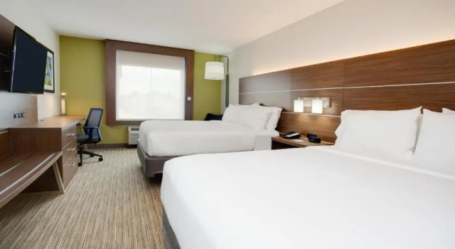 Четырёхместный номер Standard Holiday Inn Express & Suites. by IHG
