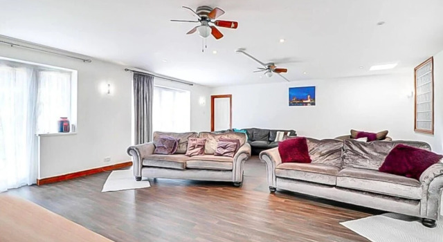 Stunning 7-bed Detached House in Luton With Parkin