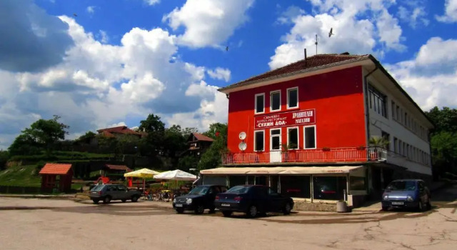 Suhin Dol Hotel, Book Hotel Hoteller i Montana med parkering, Parkering