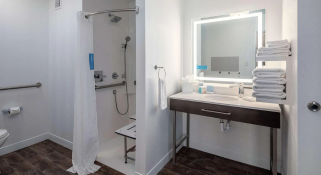 Двухместный люкс для людей с ограниченными возможностями Hampton Inn Louisville Northeast