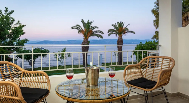 Номер Deluxe c 1 комнатой с балконом и с видом на море Sirocco Hotel