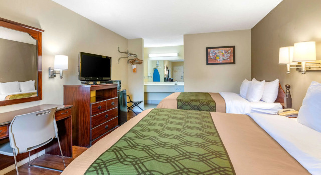 Четырёхместный номер Standard Econo Lodge Inn & Suites Southeast